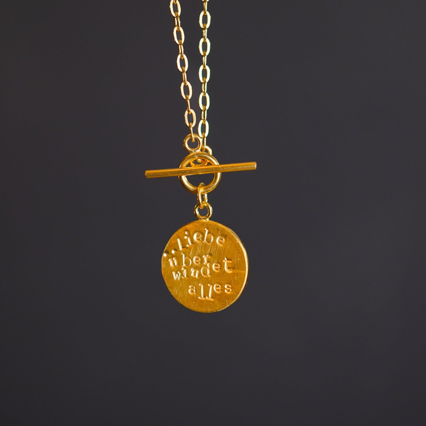 „Liebe überwindet alles“ Collier